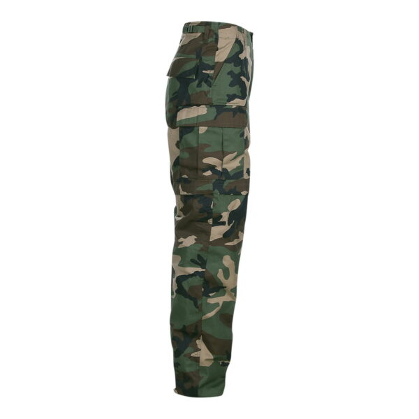 111218 Afritsbroek5 De <strong>Fostex Garments afritsbroek</strong> is een veelzijdige en duurzame werkbroek die perfect is voor zowel professioneel gebruik als vrijetijdsactiviteiten. Dankzij de handige ritssluitingen op de benen kan deze broek eenvoudig worden omgevormd tot een korte broek, wat hem ideaal maakt voor verschillende weersomstandigheden en activiteiten. Deze werkbroek combineert comfort en functionaliteit met een stevige constructie, waardoor hij slijtvast is en geschikt voor intensief gebruik. Met meerdere praktische zakken biedt de broek voldoende opbergruimte voor gereedschap, accessoires of andere benodigdheden. <div><a title="Maattabel" href="https://dump.dev.newagents.nl/wp-content/uploads/2018/06/deDump.nl-Fostex-Afritsbroek-Maattabel.pdf" target="_blank" rel="noopener noreferrer"> <button><span style="color: #ef471f; font-size: medium;"><strong>Maattabel</strong></span></button></a></div>