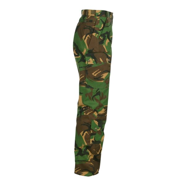 111224 Nederlandse gevechts broek2 Nederlandse gevechtsbroek Woodland <strong>Kenmerken:</strong> <ul> <li>Taille aan beide kanten verstelbaar d.m.v. klitteband</li> <li>Twee steekzakken</li> <li>Twee bovenbeen zakken met drukknopen</li> <li>Een achterbroekzak aan de rechterkant met knoopsluiting</li> <li>Een scheenbeen zak aan de rechterkant met drukknoop</li> <li>Gemaakt van 65% katoen en 35% polyester</li> </ul> <div><a title="Maattabel" href="https://dump.dev.newagents.nl/wp-content/uploads/2018/06/deDump.nl-Nederlandse-Gevechtsbroek-Maattabel.pdf" target="_blank" rel="noopener noreferrer"> <button><span style="color: #ef471f; font-size: medium;"><strong>Maattabel</strong></span></button></a></div>