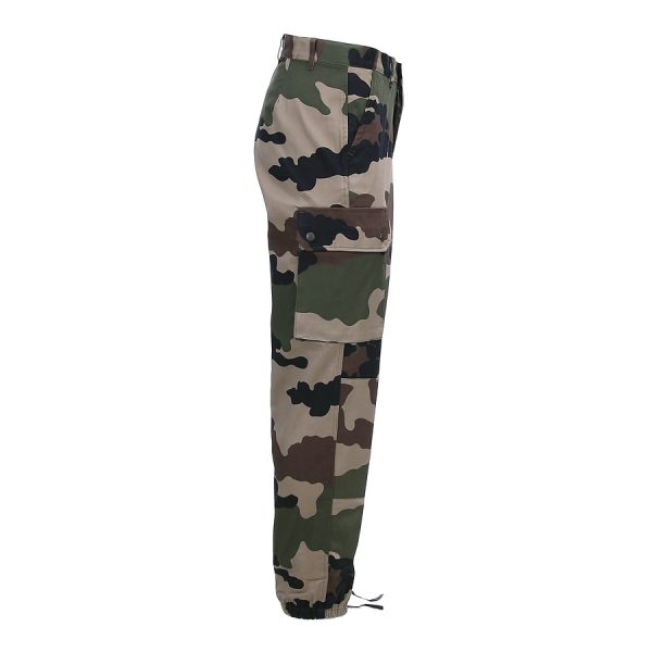 111300 Franse F2 broek2 De Franse F2 Broek bij DeDump.nl is een hoogwaardige broek die gemaakt is van een sterke mix van 85% katoen en 15% polyester. Deze samenstelling biedt een uitstekende combinatie van duurzaamheid en comfort. Het katoen zorgt voor een natuurlijke en ademende stof, terwijl het polyester de broek extra stevigheid geeft om bestand te zijn tegen slijtage en intensief gebruik. De F2 broek is van origine een Franse militaire broek en staat bekend om zijn betrouwbaarheid en veelzijdigheid. Het is een populaire keuze voor outdoor liefhebbers, survivalisten en andere avonturiers die een sterke en comfortabele broek nodig hebben. Dankzij de samenstelling van katoen en polyester is de broek geschikt voor verschillende weersomstandigheden en activiteiten. Het houdt je koel in warmere omstandigheden en biedt bescherming tegen kou en wind wanneer dat nodig is. Of je nu gaat wandelen, kamperen, werken in de tuin of gewoon dagelijkse activiteiten wilt uitvoeren, de Franse F2 Broek staat altijd voor je klaar. Kies voor duurzaamheid en comfort met de Franse F2 Broek. Bestel nu bij DeDump.nl en geniet van een betrouwbare broek voor al je avonturen en dagelijkse bezigheden. 85% katoen en 15% polyester. <div class="colordesc"></div>