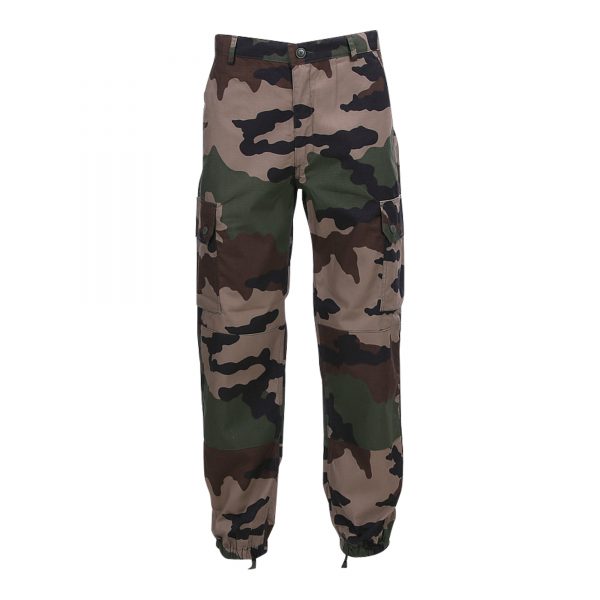111305 F2 suit broek Recon <big>F2 suit broek recon Ripstop Franse Camo</big> <big><strong>Kenmerken:</strong></big> <ul> <li><big>Broek gemaakt van 65% polyester en 35% katoen</big></li> <li><big>Voorzien van 4 zakken aan de voorzijde</big></li> <li><big>Elastiek aan onderzijde van de broekspijp</big></li> </ul>