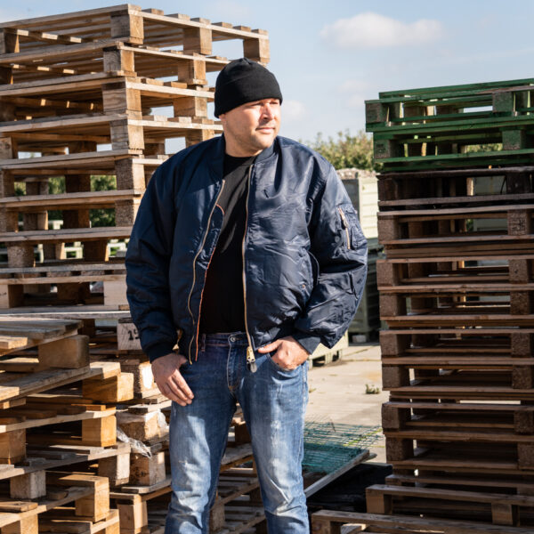 1214011 MA 1 bomber jack16 <strong>Materiaal:</strong> 100% hoogwaardig nylon ✔ <strong>Warme gewatteerde jas</strong> met binnenvoering ✔ <strong>Metalen ritssluiting</strong> voor extra duurzaamheid ✔ <strong>Twee steekzakken met drukknoop</strong> op de voorzijde ✔ <strong>Armzakje met metalen rits</strong> voor kleine accessoires ✔ <strong>Omkeerbare oranje binnenvoering</strong> voor extra zichtbaarheid ✔ <strong>Lage kraag</strong> voor een tijdloze look ✔ <strong>Verkrijgbaar in XXS t/m XXL</strong>, inclusief <strong>XS voor tieners vanaf 15 jaar</strong> <strong>Gewicht:</strong> 900 g <strong>Merk:</strong> Fostex Garments <strong>Perfect voor:</strong> <ul> <li>Beveiligingspersoneel & outdoor activiteiten</li> <li>Fans van militaire stijl & urban fashion</li> <li>Bescherming tegen kou en wind in alle seizoenen</li> <li>Streetwear en casual looks</li> </ul> Met zijn <strong>authentieke ontwerp</strong>, <strong>functionaliteit</strong> en <strong>tijdloze stijl</strong> is de <strong>MA-1 bomber jacket</strong> een must-have voor zowel militaire liefhebbers als modebewuste dragers! Voor de dames is het belangrijk om waarschijnlijk 1 maat kleiner te bestellen. <div><strong>Twijfel je over de maat, bestel dan één maatje groter. De jas valt wat kleiner uit.</strong></div> <div><a title="Maattabel" href="https://dump.dev.newagents.nl/wp-content/uploads/2025/01/Bomber-jas-dump.dev.newagents.nl_.pdf" target="_blank" rel="noopener noreferrer"><button><span style="color: #ef471f; font-size: medium;"><strong>Maattabel</strong></span></button></a></div>