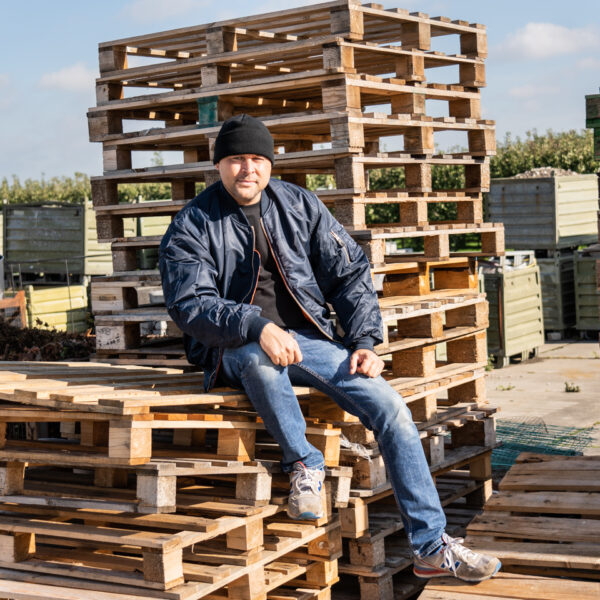 1214011 MA 1 bomber jack17 <strong>Materiaal:</strong> 100% hoogwaardig nylon ✔ <strong>Warme gewatteerde jas</strong> met binnenvoering ✔ <strong>Metalen ritssluiting</strong> voor extra duurzaamheid ✔ <strong>Twee steekzakken met drukknoop</strong> op de voorzijde ✔ <strong>Armzakje met metalen rits</strong> voor kleine accessoires ✔ <strong>Omkeerbare oranje binnenvoering</strong> voor extra zichtbaarheid ✔ <strong>Lage kraag</strong> voor een tijdloze look ✔ <strong>Verkrijgbaar in XXS t/m XXL</strong>, inclusief <strong>XS voor tieners vanaf 15 jaar</strong> <strong>Gewicht:</strong> 900 g <strong>Merk:</strong> Fostex Garments <strong>Perfect voor:</strong> <ul> <li>Beveiligingspersoneel & outdoor activiteiten</li> <li>Fans van militaire stijl & urban fashion</li> <li>Bescherming tegen kou en wind in alle seizoenen</li> <li>Streetwear en casual looks</li> </ul> Met zijn <strong>authentieke ontwerp</strong>, <strong>functionaliteit</strong> en <strong>tijdloze stijl</strong> is de <strong>MA-1 bomber jacket</strong> een must-have voor zowel militaire liefhebbers als modebewuste dragers! Voor de dames is het belangrijk om waarschijnlijk 1 maat kleiner te bestellen. <div><strong>Twijfel je over de maat, bestel dan één maatje groter. De jas valt wat kleiner uit.</strong></div> <div><a title="Maattabel" href="https://dump.dev.newagents.nl/wp-content/uploads/2025/01/Bomber-jas-dump.dev.newagents.nl_.pdf" target="_blank" rel="noopener noreferrer"><button><span style="color: #ef471f; font-size: medium;"><strong>Maattabel</strong></span></button></a></div>