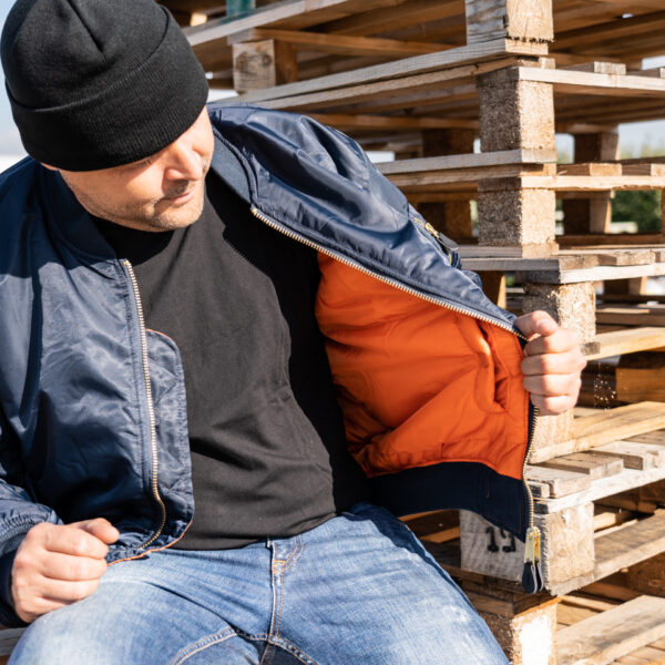 1214011 MA 1 bomber jack18 <strong>Materiaal:</strong> 100% hoogwaardig nylon ✔ <strong>Warme gewatteerde jas</strong> met binnenvoering ✔ <strong>Metalen ritssluiting</strong> voor extra duurzaamheid ✔ <strong>Twee steekzakken met drukknoop</strong> op de voorzijde ✔ <strong>Armzakje met metalen rits</strong> voor kleine accessoires ✔ <strong>Omkeerbare oranje binnenvoering</strong> voor extra zichtbaarheid ✔ <strong>Lage kraag</strong> voor een tijdloze look ✔ <strong>Verkrijgbaar in XXS t/m XXL</strong>, inclusief <strong>XS voor tieners vanaf 15 jaar</strong> <strong>Gewicht:</strong> 900 g <strong>Merk:</strong> Fostex Garments <strong>Perfect voor:</strong> <ul> <li>Beveiligingspersoneel & outdoor activiteiten</li> <li>Fans van militaire stijl & urban fashion</li> <li>Bescherming tegen kou en wind in alle seizoenen</li> <li>Streetwear en casual looks</li> </ul> Met zijn <strong>authentieke ontwerp</strong>, <strong>functionaliteit</strong> en <strong>tijdloze stijl</strong> is de <strong>MA-1 bomber jacket</strong> een must-have voor zowel militaire liefhebbers als modebewuste dragers! Voor de dames is het belangrijk om waarschijnlijk 1 maat kleiner te bestellen. <div><strong>Twijfel je over de maat, bestel dan één maatje groter. De jas valt wat kleiner uit.</strong></div> <div><a title="Maattabel" href="https://dump.dev.newagents.nl/wp-content/uploads/2025/01/Bomber-jas-dump.dev.newagents.nl_.pdf" target="_blank" rel="noopener noreferrer"><button><span style="color: #ef471f; font-size: medium;"><strong>Maattabel</strong></span></button></a></div>
