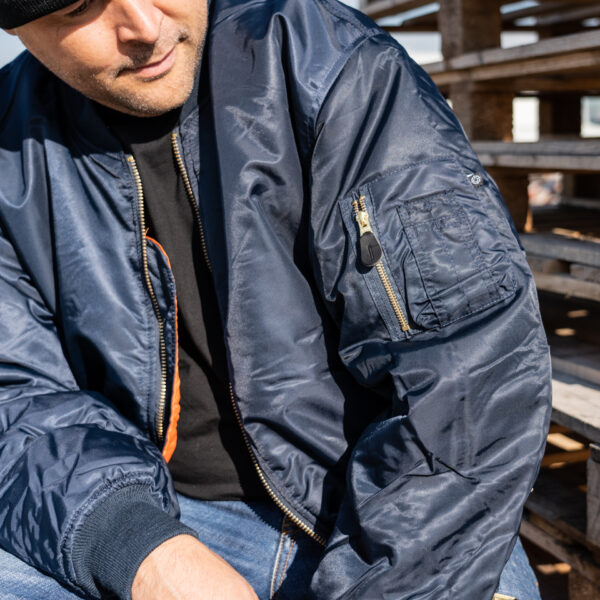 1214011 MA 1 bomber jack19 <strong>Materiaal:</strong> 100% hoogwaardig nylon ✔ <strong>Warme gewatteerde jas</strong> met binnenvoering ✔ <strong>Metalen ritssluiting</strong> voor extra duurzaamheid ✔ <strong>Twee steekzakken met drukknoop</strong> op de voorzijde ✔ <strong>Armzakje met metalen rits</strong> voor kleine accessoires ✔ <strong>Omkeerbare oranje binnenvoering</strong> voor extra zichtbaarheid ✔ <strong>Lage kraag</strong> voor een tijdloze look ✔ <strong>Verkrijgbaar in XXS t/m XXL</strong>, inclusief <strong>XS voor tieners vanaf 15 jaar</strong> <strong>Gewicht:</strong> 900 g <strong>Merk:</strong> Fostex Garments <strong>Perfect voor:</strong> <ul> <li>Beveiligingspersoneel & outdoor activiteiten</li> <li>Fans van militaire stijl & urban fashion</li> <li>Bescherming tegen kou en wind in alle seizoenen</li> <li>Streetwear en casual looks</li> </ul> Met zijn <strong>authentieke ontwerp</strong>, <strong>functionaliteit</strong> en <strong>tijdloze stijl</strong> is de <strong>MA-1 bomber jacket</strong> een must-have voor zowel militaire liefhebbers als modebewuste dragers! Voor de dames is het belangrijk om waarschijnlijk 1 maat kleiner te bestellen. <div><strong>Twijfel je over de maat, bestel dan één maatje groter. De jas valt wat kleiner uit.</strong></div> <div><a title="Maattabel" href="https://dump.dev.newagents.nl/wp-content/uploads/2025/01/Bomber-jas-dump.dev.newagents.nl_.pdf" target="_blank" rel="noopener noreferrer"><button><span style="color: #ef471f; font-size: medium;"><strong>Maattabel</strong></span></button></a></div>