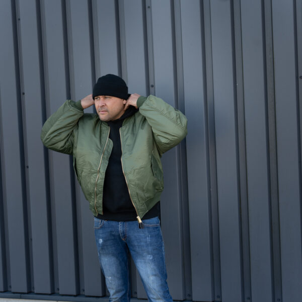 1214011 MA 1 bomber jack22 <strong>Materiaal:</strong> 100% hoogwaardig nylon ✔ <strong>Warme gewatteerde jas</strong> met binnenvoering ✔ <strong>Metalen ritssluiting</strong> voor extra duurzaamheid ✔ <strong>Twee steekzakken met drukknoop</strong> op de voorzijde ✔ <strong>Armzakje met metalen rits</strong> voor kleine accessoires ✔ <strong>Omkeerbare oranje binnenvoering</strong> voor extra zichtbaarheid ✔ <strong>Lage kraag</strong> voor een tijdloze look ✔ <strong>Verkrijgbaar in XXS t/m XXL</strong>, inclusief <strong>XS voor tieners vanaf 15 jaar</strong> <strong>Gewicht:</strong> 900 g <strong>Merk:</strong> Fostex Garments <strong>Perfect voor:</strong> <ul> <li>Beveiligingspersoneel & outdoor activiteiten</li> <li>Fans van militaire stijl & urban fashion</li> <li>Bescherming tegen kou en wind in alle seizoenen</li> <li>Streetwear en casual looks</li> </ul> Met zijn <strong>authentieke ontwerp</strong>, <strong>functionaliteit</strong> en <strong>tijdloze stijl</strong> is de <strong>MA-1 bomber jacket</strong> een must-have voor zowel militaire liefhebbers als modebewuste dragers! Voor de dames is het belangrijk om waarschijnlijk 1 maat kleiner te bestellen. <div><strong>Twijfel je over de maat, bestel dan één maatje groter. De jas valt wat kleiner uit.</strong></div> <div><a title="Maattabel" href="https://dump.dev.newagents.nl/wp-content/uploads/2025/01/Bomber-jas-dump.dev.newagents.nl_.pdf" target="_blank" rel="noopener noreferrer"><button><span style="color: #ef471f; font-size: medium;"><strong>Maattabel</strong></span></button></a></div>
