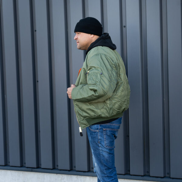 1214011 MA 1 bomber jack23 <strong>Materiaal:</strong> 100% hoogwaardig nylon ✔ <strong>Warme gewatteerde jas</strong> met binnenvoering ✔ <strong>Metalen ritssluiting</strong> voor extra duurzaamheid ✔ <strong>Twee steekzakken met drukknoop</strong> op de voorzijde ✔ <strong>Armzakje met metalen rits</strong> voor kleine accessoires ✔ <strong>Omkeerbare oranje binnenvoering</strong> voor extra zichtbaarheid ✔ <strong>Lage kraag</strong> voor een tijdloze look ✔ <strong>Verkrijgbaar in XXS t/m XXL</strong>, inclusief <strong>XS voor tieners vanaf 15 jaar</strong> <strong>Gewicht:</strong> 900 g <strong>Merk:</strong> Fostex Garments <strong>Perfect voor:</strong> <ul> <li>Beveiligingspersoneel & outdoor activiteiten</li> <li>Fans van militaire stijl & urban fashion</li> <li>Bescherming tegen kou en wind in alle seizoenen</li> <li>Streetwear en casual looks</li> </ul> Met zijn <strong>authentieke ontwerp</strong>, <strong>functionaliteit</strong> en <strong>tijdloze stijl</strong> is de <strong>MA-1 bomber jacket</strong> een must-have voor zowel militaire liefhebbers als modebewuste dragers! Voor de dames is het belangrijk om waarschijnlijk 1 maat kleiner te bestellen. <div><strong>Twijfel je over de maat, bestel dan één maatje groter. De jas valt wat kleiner uit.</strong></div> <div><a title="Maattabel" href="https://dump.dev.newagents.nl/wp-content/uploads/2025/01/Bomber-jas-dump.dev.newagents.nl_.pdf" target="_blank" rel="noopener noreferrer"><button><span style="color: #ef471f; font-size: medium;"><strong>Maattabel</strong></span></button></a></div>