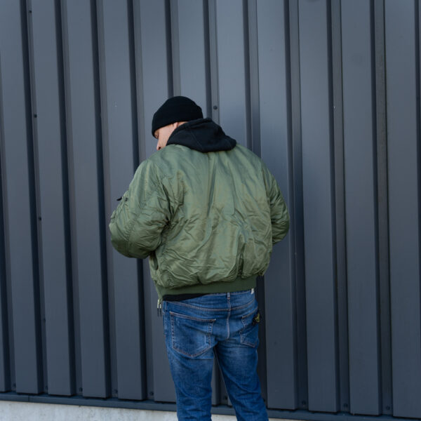 1214011 MA 1 bomber jack24 <strong>Materiaal:</strong> 100% hoogwaardig nylon ✔ <strong>Warme gewatteerde jas</strong> met binnenvoering ✔ <strong>Metalen ritssluiting</strong> voor extra duurzaamheid ✔ <strong>Twee steekzakken met drukknoop</strong> op de voorzijde ✔ <strong>Armzakje met metalen rits</strong> voor kleine accessoires ✔ <strong>Omkeerbare oranje binnenvoering</strong> voor extra zichtbaarheid ✔ <strong>Lage kraag</strong> voor een tijdloze look ✔ <strong>Verkrijgbaar in XXS t/m XXL</strong>, inclusief <strong>XS voor tieners vanaf 15 jaar</strong> <strong>Gewicht:</strong> 900 g <strong>Merk:</strong> Fostex Garments <strong>Perfect voor:</strong> <ul> <li>Beveiligingspersoneel & outdoor activiteiten</li> <li>Fans van militaire stijl & urban fashion</li> <li>Bescherming tegen kou en wind in alle seizoenen</li> <li>Streetwear en casual looks</li> </ul> Met zijn <strong>authentieke ontwerp</strong>, <strong>functionaliteit</strong> en <strong>tijdloze stijl</strong> is de <strong>MA-1 bomber jacket</strong> een must-have voor zowel militaire liefhebbers als modebewuste dragers! Voor de dames is het belangrijk om waarschijnlijk 1 maat kleiner te bestellen. <div><strong>Twijfel je over de maat, bestel dan één maatje groter. De jas valt wat kleiner uit.</strong></div> <div><a title="Maattabel" href="https://dump.dev.newagents.nl/wp-content/uploads/2025/01/Bomber-jas-dump.dev.newagents.nl_.pdf" target="_blank" rel="noopener noreferrer"><button><span style="color: #ef471f; font-size: medium;"><strong>Maattabel</strong></span></button></a></div>