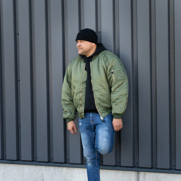 1214011 MA 1 bomber jack25 <strong>Materiaal:</strong> 100% hoogwaardig nylon ✔ <strong>Warme gewatteerde jas</strong> met binnenvoering ✔ <strong>Metalen ritssluiting</strong> voor extra duurzaamheid ✔ <strong>Twee steekzakken met drukknoop</strong> op de voorzijde ✔ <strong>Armzakje met metalen rits</strong> voor kleine accessoires ✔ <strong>Omkeerbare oranje binnenvoering</strong> voor extra zichtbaarheid ✔ <strong>Lage kraag</strong> voor een tijdloze look ✔ <strong>Verkrijgbaar in XXS t/m XXL</strong>, inclusief <strong>XS voor tieners vanaf 15 jaar</strong> <strong>Gewicht:</strong> 900 g <strong>Merk:</strong> Fostex Garments <strong>Perfect voor:</strong> <ul> <li>Beveiligingspersoneel & outdoor activiteiten</li> <li>Fans van militaire stijl & urban fashion</li> <li>Bescherming tegen kou en wind in alle seizoenen</li> <li>Streetwear en casual looks</li> </ul> Met zijn <strong>authentieke ontwerp</strong>, <strong>functionaliteit</strong> en <strong>tijdloze stijl</strong> is de <strong>MA-1 bomber jacket</strong> een must-have voor zowel militaire liefhebbers als modebewuste dragers! Voor de dames is het belangrijk om waarschijnlijk 1 maat kleiner te bestellen. <div><strong>Twijfel je over de maat, bestel dan één maatje groter. De jas valt wat kleiner uit.</strong></div> <div><a title="Maattabel" href="https://dump.dev.newagents.nl/wp-content/uploads/2025/01/Bomber-jas-dump.dev.newagents.nl_.pdf" target="_blank" rel="noopener noreferrer"><button><span style="color: #ef471f; font-size: medium;"><strong>Maattabel</strong></span></button></a></div>