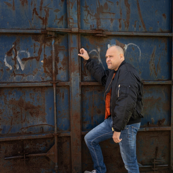 1214011 MA 1 bomber jack40 <strong>Materiaal:</strong> 100% hoogwaardig nylon ✔ <strong>Warme gewatteerde jas</strong> met binnenvoering ✔ <strong>Metalen ritssluiting</strong> voor extra duurzaamheid ✔ <strong>Twee steekzakken met drukknoop</strong> op de voorzijde ✔ <strong>Armzakje met metalen rits</strong> voor kleine accessoires ✔ <strong>Omkeerbare oranje binnenvoering</strong> voor extra zichtbaarheid ✔ <strong>Lage kraag</strong> voor een tijdloze look ✔ <strong>Verkrijgbaar in XXS t/m XXL</strong>, inclusief <strong>XS voor tieners vanaf 15 jaar</strong> <strong>Gewicht:</strong> 900 g <strong>Merk:</strong> Fostex Garments <strong>Perfect voor:</strong> <ul> <li>Beveiligingspersoneel & outdoor activiteiten</li> <li>Fans van militaire stijl & urban fashion</li> <li>Bescherming tegen kou en wind in alle seizoenen</li> <li>Streetwear en casual looks</li> </ul> Met zijn <strong>authentieke ontwerp</strong>, <strong>functionaliteit</strong> en <strong>tijdloze stijl</strong> is de <strong>MA-1 bomber jacket</strong> een must-have voor zowel militaire liefhebbers als modebewuste dragers! Voor de dames is het belangrijk om waarschijnlijk 1 maat kleiner te bestellen. <div><strong>Twijfel je over de maat, bestel dan één maatje groter. De jas valt wat kleiner uit.</strong></div> <div><a title="Maattabel" href="https://dump.dev.newagents.nl/wp-content/uploads/2025/01/Bomber-jas-dump.dev.newagents.nl_.pdf" target="_blank" rel="noopener noreferrer"><button><span style="color: #ef471f; font-size: medium;"><strong>Maattabel</strong></span></button></a></div>