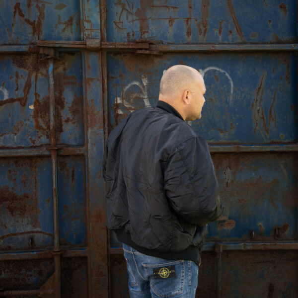 1214011 MA 1 bomber jack42 <strong>Materiaal:</strong> 100% hoogwaardig nylon ✔ <strong>Warme gewatteerde jas</strong> met binnenvoering ✔ <strong>Metalen ritssluiting</strong> voor extra duurzaamheid ✔ <strong>Twee steekzakken met drukknoop</strong> op de voorzijde ✔ <strong>Armzakje met metalen rits</strong> voor kleine accessoires ✔ <strong>Omkeerbare oranje binnenvoering</strong> voor extra zichtbaarheid ✔ <strong>Lage kraag</strong> voor een tijdloze look ✔ <strong>Verkrijgbaar in XXS t/m XXL</strong>, inclusief <strong>XS voor tieners vanaf 15 jaar</strong> <strong>Gewicht:</strong> 900 g <strong>Merk:</strong> Fostex Garments <strong>Perfect voor:</strong> <ul> <li>Beveiligingspersoneel & outdoor activiteiten</li> <li>Fans van militaire stijl & urban fashion</li> <li>Bescherming tegen kou en wind in alle seizoenen</li> <li>Streetwear en casual looks</li> </ul> Met zijn <strong>authentieke ontwerp</strong>, <strong>functionaliteit</strong> en <strong>tijdloze stijl</strong> is de <strong>MA-1 bomber jacket</strong> een must-have voor zowel militaire liefhebbers als modebewuste dragers! Voor de dames is het belangrijk om waarschijnlijk 1 maat kleiner te bestellen. <div><strong>Twijfel je over de maat, bestel dan één maatje groter. De jas valt wat kleiner uit.</strong></div> <div><a title="Maattabel" href="https://dump.dev.newagents.nl/wp-content/uploads/2025/01/Bomber-jas-dump.dev.newagents.nl_.pdf" target="_blank" rel="noopener noreferrer"><button><span style="color: #ef471f; font-size: medium;"><strong>Maattabel</strong></span></button></a></div>