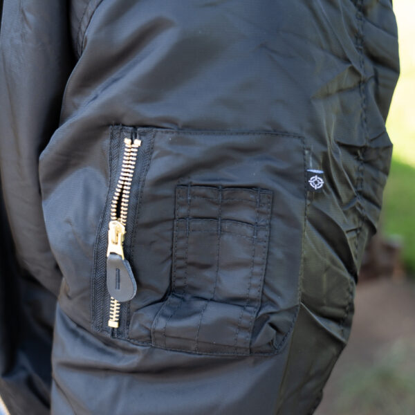 1214011 MA 1 bomber jack44 <strong>Materiaal:</strong> 100% hoogwaardig nylon ✔ <strong>Warme gewatteerde jas</strong> met binnenvoering ✔ <strong>Metalen ritssluiting</strong> voor extra duurzaamheid ✔ <strong>Twee steekzakken met drukknoop</strong> op de voorzijde ✔ <strong>Armzakje met metalen rits</strong> voor kleine accessoires ✔ <strong>Omkeerbare oranje binnenvoering</strong> voor extra zichtbaarheid ✔ <strong>Lage kraag</strong> voor een tijdloze look ✔ <strong>Verkrijgbaar in XXS t/m XXL</strong>, inclusief <strong>XS voor tieners vanaf 15 jaar</strong> <strong>Gewicht:</strong> 900 g <strong>Merk:</strong> Fostex Garments <strong>Perfect voor:</strong> <ul> <li>Beveiligingspersoneel & outdoor activiteiten</li> <li>Fans van militaire stijl & urban fashion</li> <li>Bescherming tegen kou en wind in alle seizoenen</li> <li>Streetwear en casual looks</li> </ul> Met zijn <strong>authentieke ontwerp</strong>, <strong>functionaliteit</strong> en <strong>tijdloze stijl</strong> is de <strong>MA-1 bomber jacket</strong> een must-have voor zowel militaire liefhebbers als modebewuste dragers! Voor de dames is het belangrijk om waarschijnlijk 1 maat kleiner te bestellen. <div><strong>Twijfel je over de maat, bestel dan één maatje groter. De jas valt wat kleiner uit.</strong></div> <div><a title="Maattabel" href="https://dump.dev.newagents.nl/wp-content/uploads/2025/01/Bomber-jas-dump.dev.newagents.nl_.pdf" target="_blank" rel="noopener noreferrer"><button><span style="color: #ef471f; font-size: medium;"><strong>Maattabel</strong></span></button></a></div>