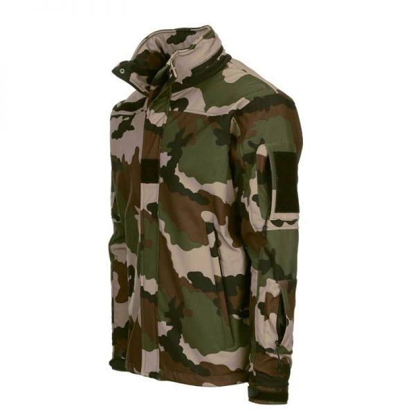129844 Soft shell jack tactical French camo1 <big>Shell Layer van 100% polyester in Franse Camo, 4-way elastic en allerhoogste kwaliteit.</big> <big><strong>Kenmerken:</strong></big> <ul> <li><big>Dubbele sluiting aan de voorzijde  </big></li> <li><big>Oprolbare capuchon </big></li> <li><big>Hoge kraag </big></li> <li><big>Verticale steekzakken met rits </big></li> <li><big>Twee schouderzakken met velcro</big></li> <li><big>Onderarm pocket op linker arm met rits </big></li> <li><big>Grote pocket op de achterzijde </big></li> <li><big>Twee ventilatie ritsen onder arm </big></li> <li><big>Trekkoord tailleband </big></li> <li><big>Verstelbare pols band</big></li> </ul> <div class="colorimg"></div>