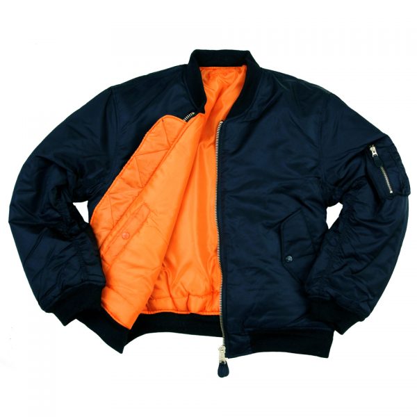 2 <strong>Materiaal:</strong> 100% hoogwaardig nylon ✔ <strong>Warme gewatteerde jas</strong> met binnenvoering ✔ <strong>Metalen ritssluiting</strong> voor extra duurzaamheid ✔ <strong>Twee steekzakken met drukknoop</strong> op de voorzijde ✔ <strong>Armzakje met metalen rits</strong> voor kleine accessoires ✔ <strong>Omkeerbare oranje binnenvoering</strong> voor extra zichtbaarheid ✔ <strong>Lage kraag</strong> voor een tijdloze look ✔ <strong>Verkrijgbaar in XXS t/m XXL</strong>, inclusief <strong>XS voor tieners vanaf 15 jaar</strong> <strong>Gewicht:</strong> 900 g <strong>Merk:</strong> Fostex Garments <strong>Perfect voor:</strong> <ul> <li>Beveiligingspersoneel & outdoor activiteiten</li> <li>Fans van militaire stijl & urban fashion</li> <li>Bescherming tegen kou en wind in alle seizoenen</li> <li>Streetwear en casual looks</li> </ul> Met zijn <strong>authentieke ontwerp</strong>, <strong>functionaliteit</strong> en <strong>tijdloze stijl</strong> is de <strong>MA-1 bomber jacket</strong> een must-have voor zowel militaire liefhebbers als modebewuste dragers! Voor de dames is het belangrijk om waarschijnlijk 1 maat kleiner te bestellen. <div><strong>Twijfel je over de maat, bestel dan één maatje groter. De jas valt wat kleiner uit.</strong></div> <div><a title="Maattabel" href="https://dump.dev.newagents.nl/wp-content/uploads/2025/01/Bomber-jas-dump.dev.newagents.nl_.pdf" target="_blank" rel="noopener noreferrer"><button><span style="color: #ef471f; font-size: medium;"><strong>Maattabel</strong></span></button></a></div>