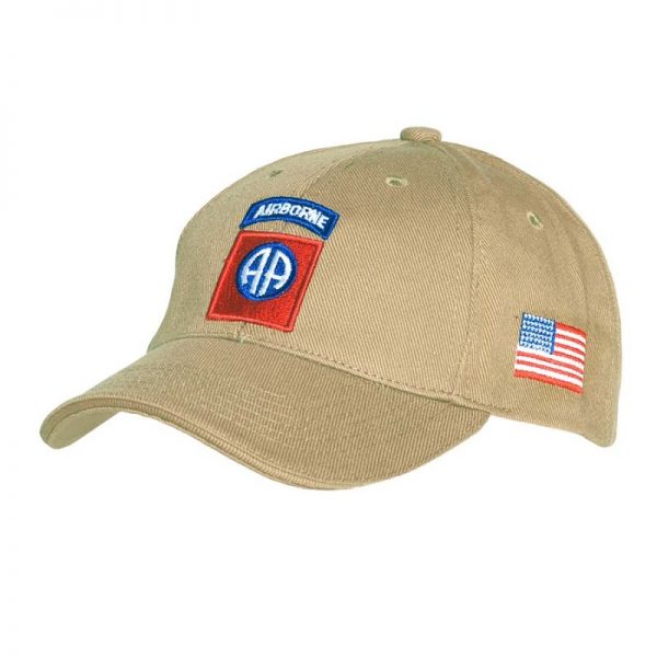 215151 224 Baseball cap 82nd Airborne khaki Toon je trots met de Baseball Cap 82nd Airborne, voorzien van het iconische logo op de voorkant en de Amerikaanse vlag op de zijkant. Vervaardigd uit duurzaam katoen is deze pet geliefd bij alle leeftijden en wordt vaak als verzamelobject gekocht.