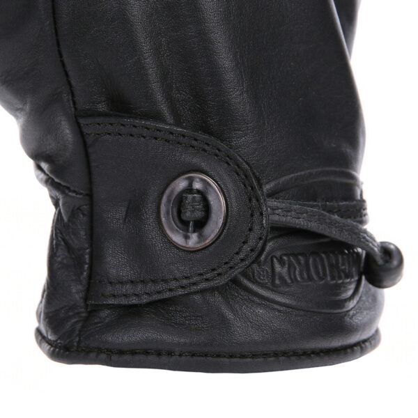 228224 Pr. rodeo handschoenen3 De Rodeo Handschoenen Geel bij DeDump.nl zijn vervaardigd van hoogwaardig 100% leer en bieden een perfecte combinatie van comfort en stijl. De handschoenen dragen soepel en voelen aangenaam warm aan dankzij het hoogwaardige materiaal. Het trekkoord zorgt voor een verstelbare pasvorm, waardoor je de handschoenen precies naar wens kunt aanpassen. Hierdoor blijven ze stevig op hun plaats zitten, zelfs tijdens actieve bezigheden. De goede afwerking van de handschoenen zorgt voor duurzaamheid en een mooi esthetisch uiterlijk. Niet alleen geliefd om hun comfort en stijl, maar de Rodeo Handschoenen zijn ook erg populair bij motorrijders. Ze bieden bescherming tegen de elementen en voegen een vleugje stoere uitstraling toe aan elke motoroutfit. De handschoenen zijn verkrijgbaar in verschillende maten en kleuren, waardoor je kunt kiezen wat het beste bij jouw stijl past. Geniet van comfort en stijl tijdens je avonturen met onze Rodeo Handschoenen. Bestel ze nu bij DeDump.nl en ervaar de kwaliteit en veelzijdigheid van deze stevige leren handschoenen. <a title="Maattabel" href="https://dump.dev.newagents.nl/wp-content/uploads/2022/02/228224-Pr.-rodeo-handschoenen.pdf" target="_blank" rel="noopener noreferrer"><button><span style="color: #ef471f; font-size: medium;"><strong>Maattabel</strong></span></button></a>