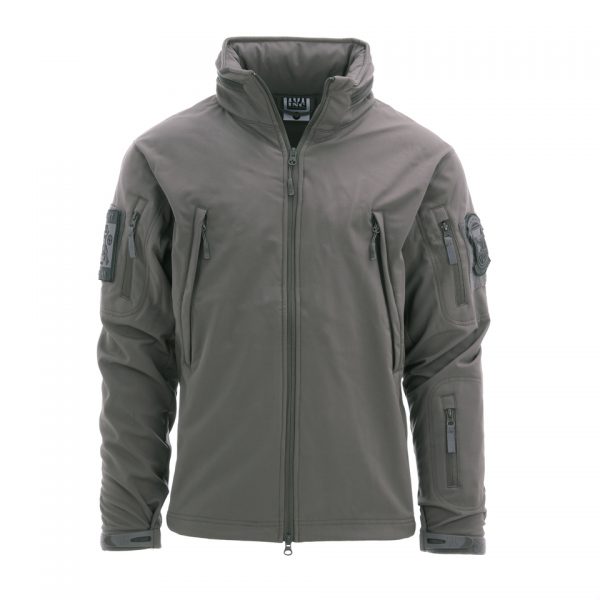 31 <div> Het <strong>Tactical Softshell Jacket</strong> is speciaal ontworpen voor veelzijdig gebruik tijdens outdoor activiteiten zoals wandelen, vissen, survival en airsoft. Deze jas is gemaakt van <strong>4-way elastische stof</strong> die <strong>waterbestendig</strong> is, waardoor je beschermd blijft tegen de elementen. Dankzij de combinatie van warmtebehoud en vochtregulatie is het de perfecte keuze voor intensieve activiteiten. Het jack is uitgerust met meerdere zakken, <strong>ventilatieopeningen onder de armen</strong>, en een opbergbare hoodie, wat zorgt voor functionaliteit en comfort in elke situatie. De <strong>fleece binnenlaag</strong> houdt je warm, terwijl de jas lichtgewicht blijft. <strong>Versterkte armpanelen</strong> en <strong>verstelbare polsbanden</strong> bieden extra duurzaamheid en flexibiliteit, en de <strong>velcro patchpanelen</strong> op de schouders maken het gemakkelijk om je uitrusting te personaliseren. </div> <div><a title="Maattabel" href="https://dump.dev.newagents.nl/wp-content/uploads/2023/01/129840-Softshell-jack-tactical-maattabel1.pdf" target="_blank" rel="noopener noreferrer"><button><span style="color: #ef471f; font-size: medium;"><strong>Maattabel</strong></span></button></a></div>