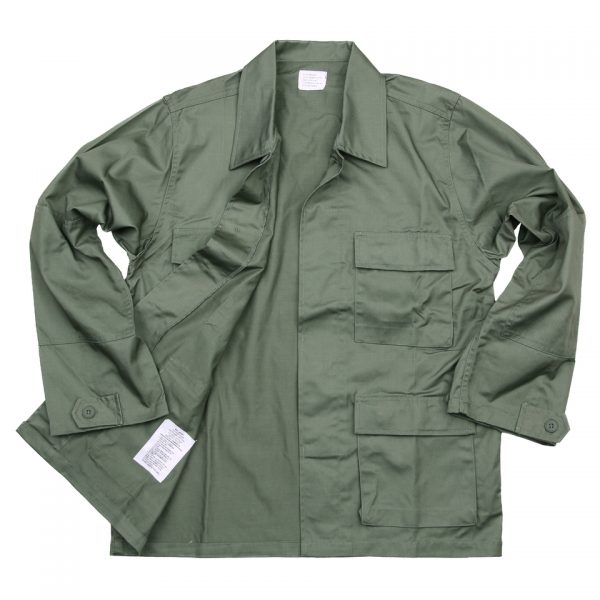 42 <div class="colordesc"> <strong><big>BDU binnenjack</big></strong> <hr /> Het BDU binnenjack, ook wel bekend als veldjack Zwart, is een essentieel kledingstuk voor avonturiers en liefhebbers van outdoor activiteiten. Met 4 handige opgestikte zakken aan de voorzijde biedt dit binnenjack voldoende opbergruimte voor al je benodigdheden. Gemaakt van hoogwaardig materiaal, bestaande uit 65% polyester en 35% katoen, is dit binnenjack ontworpen om bestand te zijn tegen ruwe omstandigheden en langdurig gebruik. Of je nu gaat wandelen in de natuur, survivalen in het wild, vissen aan de waterkant of andere outdoor avonturen beleeft, het BDU binnenjack staat altijd voor je klaar. Dit veelzijdige veldjack is verkrijgbaar in verschillende kleuren en maten, zodat je de perfecte pasvorm en stijl kunt kiezen die bij jou past. De duurzame constructie en functionele ontwerp maken het binnenjack een betrouwbare metgezel tijdens al je avonturen. </div> <div><a title="Maattabel" href="https://dump.dev.newagents.nl/wp-content/uploads/2021/11/125432-BDU-binnen-jas-maattabel.pdf" target="_blank" rel="noopener noreferrer"><button><span style="color: #ef471f; font-size: medium;"><strong>Maattabel</strong></span></button></a></div>