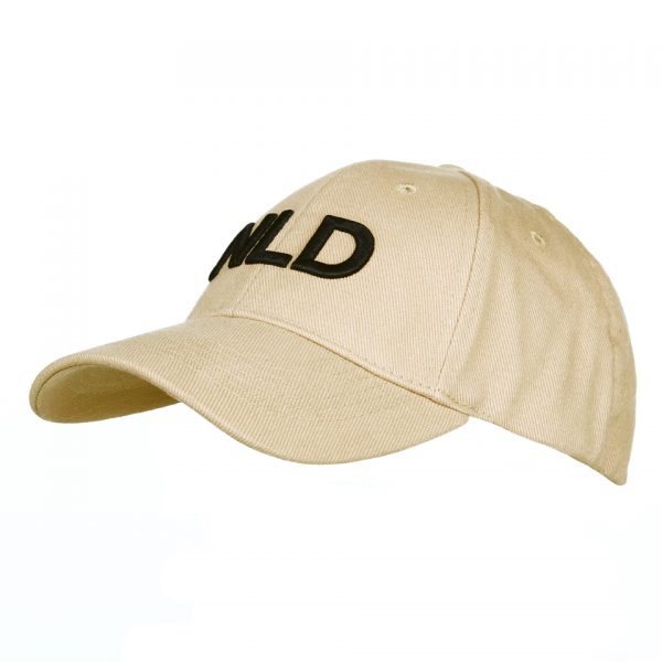 BASEBALL CAP NLD1 De <strong>Baseball cap NLD</strong> is een stijlvolle en comfortabele pet die ideaal is voor dagelijks gebruik en outdooractiviteiten. Verkrijgbaar in de kleuren <strong>groen</strong>, <strong>zwart</strong>, <strong>khaki</strong>, en <strong>oranje</strong>, is deze cap geschikt voor elke gelegenheid en smaak. Gemaakt van <strong>100% katoen</strong>, biedt de pet ademend vermogen en langdurig draagcomfort, zelfs tijdens warme dagen. De cap is voorzien van een <strong>flexibele band aan de binnenzijde</strong>, waardoor hij zich aanpast aan verschillende hoofdmaten en altijd perfect past. Op de voorzijde prijken de letters <strong>‘NLD’</strong>, een trots symbool voor <strong>Nederland</strong>, terwijl de <strong>Nederlandse vlag</strong> op de achterzijde subtiel is verwerkt. Deze details maken de pet niet alleen functioneel, maar ook een stijlvolle manier om je nationale trots te tonen.