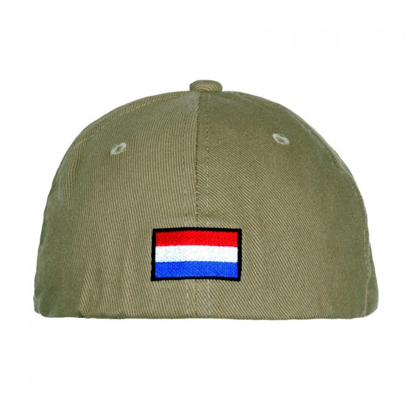 BASEBALL CAP NLD4 De <strong>Baseball cap NLD</strong> is een stijlvolle en comfortabele pet die ideaal is voor dagelijks gebruik en outdooractiviteiten. Verkrijgbaar in de kleuren <strong>groen</strong>, <strong>zwart</strong>, <strong>khaki</strong>, en <strong>oranje</strong>, is deze cap geschikt voor elke gelegenheid en smaak. Gemaakt van <strong>100% katoen</strong>, biedt de pet ademend vermogen en langdurig draagcomfort, zelfs tijdens warme dagen. De cap is voorzien van een <strong>flexibele band aan de binnenzijde</strong>, waardoor hij zich aanpast aan verschillende hoofdmaten en altijd perfect past. Op de voorzijde prijken de letters <strong>‘NLD’</strong>, een trots symbool voor <strong>Nederland</strong>, terwijl de <strong>Nederlandse vlag</strong> op de achterzijde subtiel is verwerkt. Deze details maken de pet niet alleen functioneel, maar ook een stijlvolle manier om je nationale trots te tonen.
