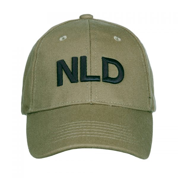 BASEBALL CAP NLD5 De <strong>Baseball cap NLD</strong> is een stijlvolle en comfortabele pet die ideaal is voor dagelijks gebruik en outdooractiviteiten. Verkrijgbaar in de kleuren <strong>groen</strong>, <strong>zwart</strong>, <strong>khaki</strong>, en <strong>oranje</strong>, is deze cap geschikt voor elke gelegenheid en smaak. Gemaakt van <strong>100% katoen</strong>, biedt de pet ademend vermogen en langdurig draagcomfort, zelfs tijdens warme dagen. De cap is voorzien van een <strong>flexibele band aan de binnenzijde</strong>, waardoor hij zich aanpast aan verschillende hoofdmaten en altijd perfect past. Op de voorzijde prijken de letters <strong>‘NLD’</strong>, een trots symbool voor <strong>Nederland</strong>, terwijl de <strong>Nederlandse vlag</strong> op de achterzijde subtiel is verwerkt. Deze details maken de pet niet alleen functioneel, maar ook een stijlvolle manier om je nationale trots te tonen.