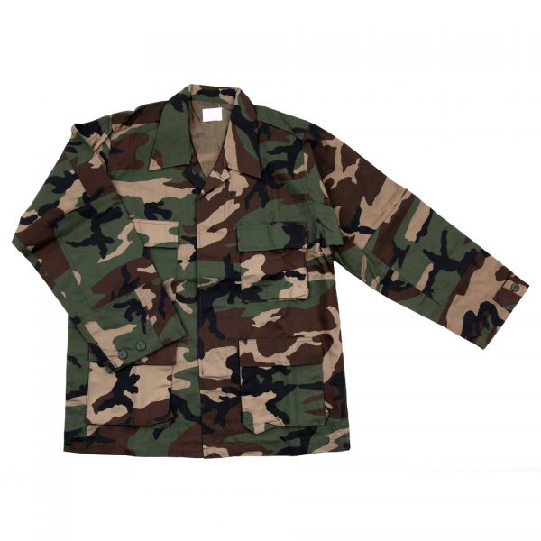 BDU BINNEN JAS <div class="colordesc"> <strong><big>BDU binnenjack</big></strong> <hr /> Het BDU binnenjack, ook wel bekend als veldjack Zwart, is een essentieel kledingstuk voor avonturiers en liefhebbers van outdoor activiteiten. Met 4 handige opgestikte zakken aan de voorzijde biedt dit binnenjack voldoende opbergruimte voor al je benodigdheden. Gemaakt van hoogwaardig materiaal, bestaande uit 65% polyester en 35% katoen, is dit binnenjack ontworpen om bestand te zijn tegen ruwe omstandigheden en langdurig gebruik. Of je nu gaat wandelen in de natuur, survivalen in het wild, vissen aan de waterkant of andere outdoor avonturen beleeft, het BDU binnenjack staat altijd voor je klaar. Dit veelzijdige veldjack is verkrijgbaar in verschillende kleuren en maten, zodat je de perfecte pasvorm en stijl kunt kiezen die bij jou past. De duurzame constructie en functionele ontwerp maken het binnenjack een betrouwbare metgezel tijdens al je avonturen. </div> <div><a title="Maattabel" href="https://dump.dev.newagents.nl/wp-content/uploads/2021/11/125432-BDU-binnen-jas-maattabel.pdf" target="_blank" rel="noopener noreferrer"><button><span style="color: #ef471f; font-size: medium;"><strong>Maattabel</strong></span></button></a></div>