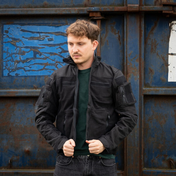 COMBAT FLEECE VEST11 <div>Het <strong>combat fleece vest</strong> is ontworpen voor optimale veelzijdigheid en comfort tijdens outdooractiviteiten. Dit vest, gemaakt van hoogwaardig <strong>polyester</strong>, is voorzien van strategische ventilatieopties onder de oksels en verschillende opbergzakken voor al je benodigdheden. De robuuste <strong>YKK-ritsen</strong> garanderen duurzaamheid, terwijl de mogelijkheid om patches op de voor-, achter- en mouwgedeeltes te bevestigen, zorgt voor een gepersonaliseerde uitstraling. Dankzij het <strong>elastische koord met lockers</strong> aan de taille kun je de pasvorm eenvoudig aanpassen voor extra comfort tijdens het dragen.</div> <div></div> <div><a title="Maattabel" href="https://dump.dev.newagents.nl/wp-content/uploads/2020/04/deDump.nl-101-INC-COMBAT-FLEECE-VEST.pdf" target="_blank" rel="noopener noreferrer"><button><span style="color: #ef471f;font-size: medium"><strong>Maattabel</strong></span></button></a></div>