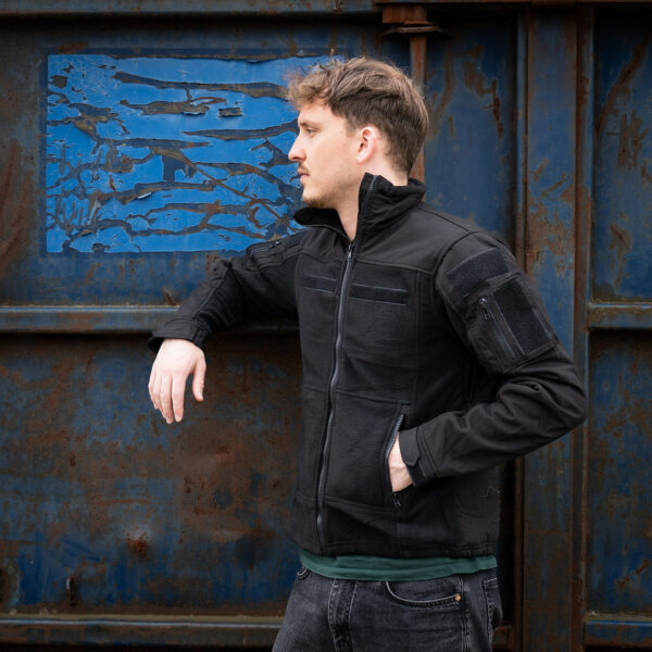 COMBAT FLEECE VEST12 <div>Het <strong>combat fleece vest</strong> is ontworpen voor optimale veelzijdigheid en comfort tijdens outdooractiviteiten. Dit vest, gemaakt van hoogwaardig <strong>polyester</strong>, is voorzien van strategische ventilatieopties onder de oksels en verschillende opbergzakken voor al je benodigdheden. De robuuste <strong>YKK-ritsen</strong> garanderen duurzaamheid, terwijl de mogelijkheid om patches op de voor-, achter- en mouwgedeeltes te bevestigen, zorgt voor een gepersonaliseerde uitstraling. Dankzij het <strong>elastische koord met lockers</strong> aan de taille kun je de pasvorm eenvoudig aanpassen voor extra comfort tijdens het dragen.</div> <div></div> <div><a title="Maattabel" href="https://dump.dev.newagents.nl/wp-content/uploads/2020/04/deDump.nl-101-INC-COMBAT-FLEECE-VEST.pdf" target="_blank" rel="noopener noreferrer"><button><span style="color: #ef471f;font-size: medium"><strong>Maattabel</strong></span></button></a></div>