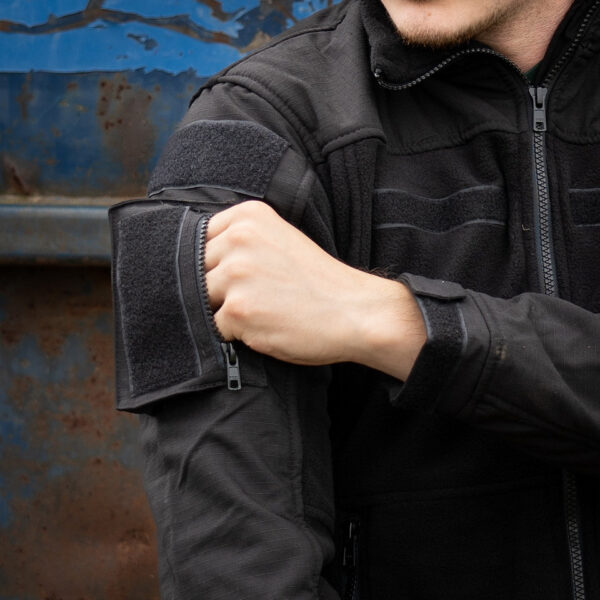 COMBAT FLEECE VEST15 <div>Het <strong>combat fleece vest</strong> is ontworpen voor optimale veelzijdigheid en comfort tijdens outdooractiviteiten. Dit vest, gemaakt van hoogwaardig <strong>polyester</strong>, is voorzien van strategische ventilatieopties onder de oksels en verschillende opbergzakken voor al je benodigdheden. De robuuste <strong>YKK-ritsen</strong> garanderen duurzaamheid, terwijl de mogelijkheid om patches op de voor-, achter- en mouwgedeeltes te bevestigen, zorgt voor een gepersonaliseerde uitstraling. Dankzij het <strong>elastische koord met lockers</strong> aan de taille kun je de pasvorm eenvoudig aanpassen voor extra comfort tijdens het dragen.</div> <div></div> <div><a title="Maattabel" href="https://dump.dev.newagents.nl/wp-content/uploads/2020/04/deDump.nl-101-INC-COMBAT-FLEECE-VEST.pdf" target="_blank" rel="noopener noreferrer"><button><span style="color: #ef471f;font-size: medium"><strong>Maattabel</strong></span></button></a></div>
