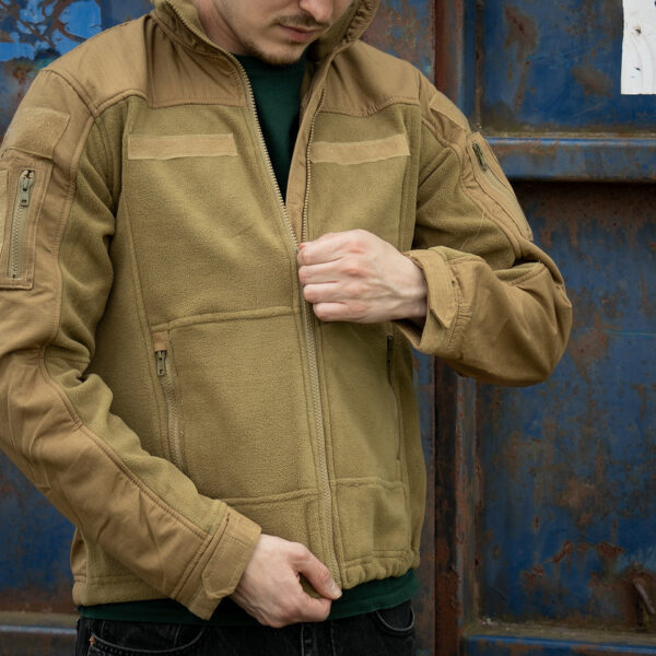 COMBAT FLEECE VEST17 <div>Het <strong>combat fleece vest</strong> is ontworpen voor optimale veelzijdigheid en comfort tijdens outdooractiviteiten. Dit vest, gemaakt van hoogwaardig <strong>polyester</strong>, is voorzien van strategische ventilatieopties onder de oksels en verschillende opbergzakken voor al je benodigdheden. De robuuste <strong>YKK-ritsen</strong> garanderen duurzaamheid, terwijl de mogelijkheid om patches op de voor-, achter- en mouwgedeeltes te bevestigen, zorgt voor een gepersonaliseerde uitstraling. Dankzij het <strong>elastische koord met lockers</strong> aan de taille kun je de pasvorm eenvoudig aanpassen voor extra comfort tijdens het dragen.</div> <div></div> <div><a title="Maattabel" href="https://dump.dev.newagents.nl/wp-content/uploads/2020/04/deDump.nl-101-INC-COMBAT-FLEECE-VEST.pdf" target="_blank" rel="noopener noreferrer"><button><span style="color: #ef471f;font-size: medium"><strong>Maattabel</strong></span></button></a></div>