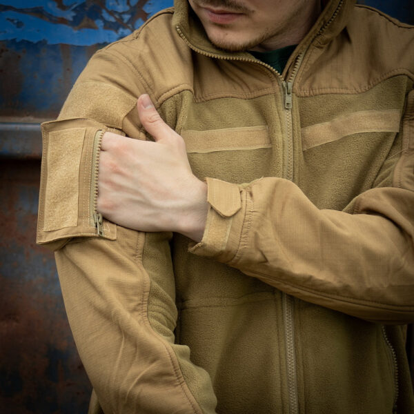 COMBAT FLEECE VEST19 <div>Het <strong>combat fleece vest</strong> is ontworpen voor optimale veelzijdigheid en comfort tijdens outdooractiviteiten. Dit vest, gemaakt van hoogwaardig <strong>polyester</strong>, is voorzien van strategische ventilatieopties onder de oksels en verschillende opbergzakken voor al je benodigdheden. De robuuste <strong>YKK-ritsen</strong> garanderen duurzaamheid, terwijl de mogelijkheid om patches op de voor-, achter- en mouwgedeeltes te bevestigen, zorgt voor een gepersonaliseerde uitstraling. Dankzij het <strong>elastische koord met lockers</strong> aan de taille kun je de pasvorm eenvoudig aanpassen voor extra comfort tijdens het dragen.</div> <div></div> <div><a title="Maattabel" href="https://dump.dev.newagents.nl/wp-content/uploads/2020/04/deDump.nl-101-INC-COMBAT-FLEECE-VEST.pdf" target="_blank" rel="noopener noreferrer"><button><span style="color: #ef471f;font-size: medium"><strong>Maattabel</strong></span></button></a></div>