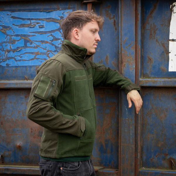 COMBAT FLEECE VEST20 <div>Het <strong>combat fleece vest</strong> is ontworpen voor optimale veelzijdigheid en comfort tijdens outdooractiviteiten. Dit vest, gemaakt van hoogwaardig <strong>polyester</strong>, is voorzien van strategische ventilatieopties onder de oksels en verschillende opbergzakken voor al je benodigdheden. De robuuste <strong>YKK-ritsen</strong> garanderen duurzaamheid, terwijl de mogelijkheid om patches op de voor-, achter- en mouwgedeeltes te bevestigen, zorgt voor een gepersonaliseerde uitstraling. Dankzij het <strong>elastische koord met lockers</strong> aan de taille kun je de pasvorm eenvoudig aanpassen voor extra comfort tijdens het dragen.</div> <div></div> <div><a title="Maattabel" href="https://dump.dev.newagents.nl/wp-content/uploads/2020/04/deDump.nl-101-INC-COMBAT-FLEECE-VEST.pdf" target="_blank" rel="noopener noreferrer"><button><span style="color: #ef471f;font-size: medium"><strong>Maattabel</strong></span></button></a></div>