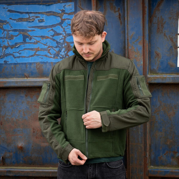 COMBAT FLEECE VEST21 <div>Het <strong>combat fleece vest</strong> is ontworpen voor optimale veelzijdigheid en comfort tijdens outdooractiviteiten. Dit vest, gemaakt van hoogwaardig <strong>polyester</strong>, is voorzien van strategische ventilatieopties onder de oksels en verschillende opbergzakken voor al je benodigdheden. De robuuste <strong>YKK-ritsen</strong> garanderen duurzaamheid, terwijl de mogelijkheid om patches op de voor-, achter- en mouwgedeeltes te bevestigen, zorgt voor een gepersonaliseerde uitstraling. Dankzij het <strong>elastische koord met lockers</strong> aan de taille kun je de pasvorm eenvoudig aanpassen voor extra comfort tijdens het dragen.</div> <div></div> <div><a title="Maattabel" href="https://dump.dev.newagents.nl/wp-content/uploads/2020/04/deDump.nl-101-INC-COMBAT-FLEECE-VEST.pdf" target="_blank" rel="noopener noreferrer"><button><span style="color: #ef471f;font-size: medium"><strong>Maattabel</strong></span></button></a></div>
