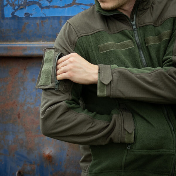 COMBAT FLEECE VEST22 <div>Het <strong>combat fleece vest</strong> is ontworpen voor optimale veelzijdigheid en comfort tijdens outdooractiviteiten. Dit vest, gemaakt van hoogwaardig <strong>polyester</strong>, is voorzien van strategische ventilatieopties onder de oksels en verschillende opbergzakken voor al je benodigdheden. De robuuste <strong>YKK-ritsen</strong> garanderen duurzaamheid, terwijl de mogelijkheid om patches op de voor-, achter- en mouwgedeeltes te bevestigen, zorgt voor een gepersonaliseerde uitstraling. Dankzij het <strong>elastische koord met lockers</strong> aan de taille kun je de pasvorm eenvoudig aanpassen voor extra comfort tijdens het dragen.</div> <div></div> <div><a title="Maattabel" href="https://dump.dev.newagents.nl/wp-content/uploads/2020/04/deDump.nl-101-INC-COMBAT-FLEECE-VEST.pdf" target="_blank" rel="noopener noreferrer"><button><span style="color: #ef471f;font-size: medium"><strong>Maattabel</strong></span></button></a></div>
