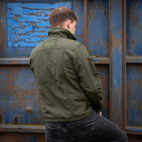 COMBAT FLEECE VEST23 <div>Het <strong>combat fleece vest</strong> is ontworpen voor optimale veelzijdigheid en comfort tijdens outdooractiviteiten. Dit vest, gemaakt van hoogwaardig <strong>polyester</strong>, is voorzien van strategische ventilatieopties onder de oksels en verschillende opbergzakken voor al je benodigdheden. De robuuste <strong>YKK-ritsen</strong> garanderen duurzaamheid, terwijl de mogelijkheid om patches op de voor-, achter- en mouwgedeeltes te bevestigen, zorgt voor een gepersonaliseerde uitstraling. Dankzij het <strong>elastische koord met lockers</strong> aan de taille kun je de pasvorm eenvoudig aanpassen voor extra comfort tijdens het dragen.</div> <div></div> <div><a title="Maattabel" href="https://dump.dev.newagents.nl/wp-content/uploads/2020/04/deDump.nl-101-INC-COMBAT-FLEECE-VEST.pdf" target="_blank" rel="noopener noreferrer"><button><span style="color: #ef471f;font-size: medium"><strong>Maattabel</strong></span></button></a></div>