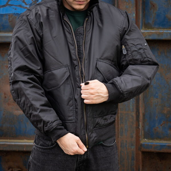 CWU jack5 De <strong>CWU-jas</strong> combineert stijl en functionaliteit voor de moderne avonturier. Deze jas, geïnspireerd op klassieke vliegerjassen, is gemaakt van duurzaam <strong>100% nylon</strong> aan de buitenkant en een comfortabele <strong>polyester voering en vulling</strong>. Of je nu op zoek bent naar een jas voor dagelijks gebruik of iets dat je beschermt tegen kouder weer, de CWU-jas biedt de ideale mix van comfort en bescherming. De kraag met zwart gestikte voering geeft een unieke, stoere uitstraling, terwijl de praktische zakken genoeg ruimte bieden voor je essentials. <a title="Maattabel" href="https://dump.dev.newagents.nl/wp-content/uploads/2022/06/1224101-CWU-jack-maattabel.pdf" target="_blank" rel="noopener noreferrer"><button><span style="color: #ef471f; font-size: medium;"><strong>Maattabel</strong></span></button></a>