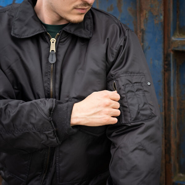CWU jack6 De <strong>CWU-jas</strong> combineert stijl en functionaliteit voor de moderne avonturier. Deze jas, geïnspireerd op klassieke vliegerjassen, is gemaakt van duurzaam <strong>100% nylon</strong> aan de buitenkant en een comfortabele <strong>polyester voering en vulling</strong>. Of je nu op zoek bent naar een jas voor dagelijks gebruik of iets dat je beschermt tegen kouder weer, de CWU-jas biedt de ideale mix van comfort en bescherming. De kraag met zwart gestikte voering geeft een unieke, stoere uitstraling, terwijl de praktische zakken genoeg ruimte bieden voor je essentials. <a title="Maattabel" href="https://dump.dev.newagents.nl/wp-content/uploads/2022/06/1224101-CWU-jack-maattabel.pdf" target="_blank" rel="noopener noreferrer"><button><span style="color: #ef471f; font-size: medium;"><strong>Maattabel</strong></span></button></a>