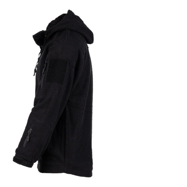 Hexagon fleece vest56 Ben je op zoek naar een comfortabel en functioneel fleece vest dat je warm houdt tijdens al je outdooractiviteiten? Het <strong>Hexagon fleece vest</strong> biedt een perfecte balans tussen stijl en functionaliteit. Dit veelzijdige vest is vervaardigd uit 260g/m² hoogwaardig polyester en biedt niet alleen optimale warmte, maar is ook ademend, zodat je je zelfs in actieve situaties comfortabel voelt. Dankzij het strakke ontwerp en de praktische details is dit vest ideaal voor zowel werk als recreatie. Met de handige verstelbare capuchon ben je goed beschermd tegen wind en regen, terwijl de verschillende zakken ervoor zorgen dat je altijd al je benodigdheden bij de hand hebt. Dit vest is uitgerust met <strong>twee ruime cargo-zakken op de mouwen</strong>, een cargo-zak op de onderarm, en <strong>drie voorzakken</strong> – perfect voor het veilig opbergen van je telefoon, sleutels, en andere kleine items. Dankzij de mogelijkheid om patches met velcro te bevestigen op de mouwen, kun je dit vest bovendien personaliseren naar je eigen smaak en wensen.