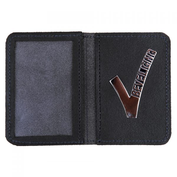 LEREN LEGITIMATIE ETUI MET V BEVEILIGING VOOR NIEUWE PAS Leren legitimatie-etui met V Voor de Nieuwe pasjes Afmetingen: Open: 15 x 10 cm Dicht: 10 x 7,2 cm &nbsp;