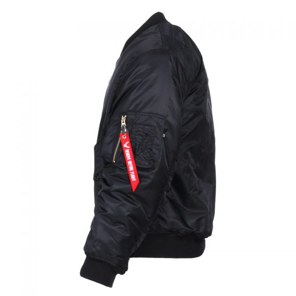 MA 1 BOMBER JACK2 1 <strong>Materiaal:</strong> 100% hoogwaardig nylon ✔ <strong>Warme gewatteerde jas</strong> met binnenvoering ✔ <strong>Metalen ritssluiting</strong> voor extra duurzaamheid ✔ <strong>Twee steekzakken met drukknoop</strong> op de voorzijde ✔ <strong>Armzakje met metalen rits</strong> voor kleine accessoires ✔ <strong>Omkeerbare oranje binnenvoering</strong> voor extra zichtbaarheid ✔ <strong>Lage kraag</strong> voor een tijdloze look ✔ <strong>Verkrijgbaar in XXS t/m XXL</strong>, inclusief <strong>XS voor tieners vanaf 15 jaar</strong> <strong>Gewicht:</strong> 900 g <strong>Merk:</strong> Fostex Garments <strong>Perfect voor:</strong> <ul> <li>Beveiligingspersoneel & outdoor activiteiten</li> <li>Fans van militaire stijl & urban fashion</li> <li>Bescherming tegen kou en wind in alle seizoenen</li> <li>Streetwear en casual looks</li> </ul> Met zijn <strong>authentieke ontwerp</strong>, <strong>functionaliteit</strong> en <strong>tijdloze stijl</strong> is de <strong>MA-1 bomber jacket</strong> een must-have voor zowel militaire liefhebbers als modebewuste dragers! Voor de dames is het belangrijk om waarschijnlijk 1 maat kleiner te bestellen. <div><strong>Twijfel je over de maat, bestel dan één maatje groter. De jas valt wat kleiner uit.</strong></div> <div><a title="Maattabel" href="https://dump.dev.newagents.nl/wp-content/uploads/2025/01/Bomber-jas-dump.dev.newagents.nl_.pdf" target="_blank" rel="noopener noreferrer"><button><span style="color: #ef471f; font-size: medium;"><strong>Maattabel</strong></span></button></a></div>