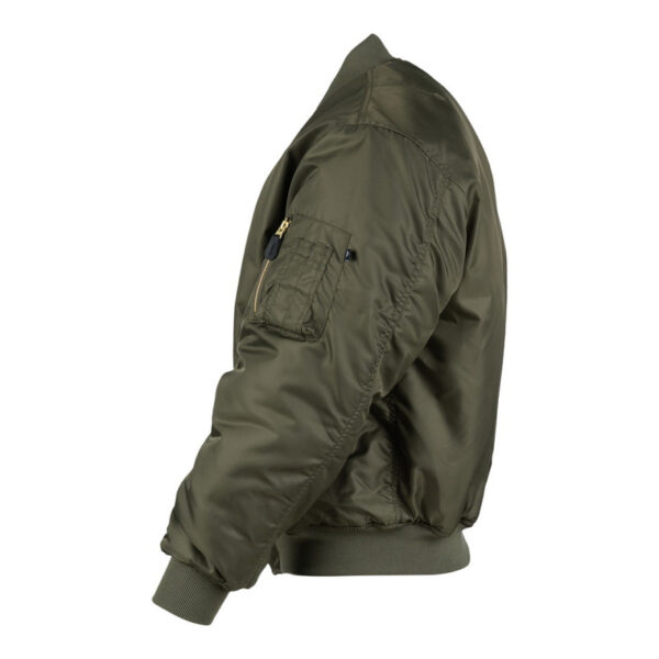 MA 1 bomber jack dark olive1 <strong>Materiaal:</strong> 100% hoogwaardig nylon ✔ <strong>Warme gewatteerde jas</strong> met binnenvoering ✔ <strong>Metalen ritssluiting</strong> voor extra duurzaamheid ✔ <strong>Twee steekzakken met drukknoop</strong> op de voorzijde ✔ <strong>Armzakje met metalen rits</strong> voor kleine accessoires ✔ <strong>Omkeerbare oranje binnenvoering</strong> voor extra zichtbaarheid ✔ <strong>Lage kraag</strong> voor een tijdloze look ✔ <strong>Verkrijgbaar in XXS t/m XXL</strong>, inclusief <strong>XS voor tieners vanaf 15 jaar</strong> <strong>Gewicht:</strong> 900 g <strong>Merk:</strong> Fostex Garments <strong>Perfect voor:</strong> <ul> <li>Beveiligingspersoneel & outdoor activiteiten</li> <li>Fans van militaire stijl & urban fashion</li> <li>Bescherming tegen kou en wind in alle seizoenen</li> <li>Streetwear en casual looks</li> </ul> Met zijn <strong>authentieke ontwerp</strong>, <strong>functionaliteit</strong> en <strong>tijdloze stijl</strong> is de <strong>MA-1 bomber jacket</strong> een must-have voor zowel militaire liefhebbers als modebewuste dragers! Voor de dames is het belangrijk om waarschijnlijk 1 maat kleiner te bestellen. <div><strong>Twijfel je over de maat, bestel dan één maatje groter. De jas valt wat kleiner uit.</strong></div> <div><a title="Maattabel" href="https://dump.dev.newagents.nl/wp-content/uploads/2025/01/Bomber-jas-dump.dev.newagents.nl_.pdf" target="_blank" rel="noopener noreferrer"><button><span style="color: #ef471f; font-size: medium;"><strong>Maattabel</strong></span></button></a></div>