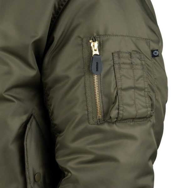 MA 1 bomber jack dark olive2 <strong>Materiaal:</strong> 100% hoogwaardig nylon ✔ <strong>Warme gewatteerde jas</strong> met binnenvoering ✔ <strong>Metalen ritssluiting</strong> voor extra duurzaamheid ✔ <strong>Twee steekzakken met drukknoop</strong> op de voorzijde ✔ <strong>Armzakje met metalen rits</strong> voor kleine accessoires ✔ <strong>Omkeerbare oranje binnenvoering</strong> voor extra zichtbaarheid ✔ <strong>Lage kraag</strong> voor een tijdloze look ✔ <strong>Verkrijgbaar in XXS t/m XXL</strong>, inclusief <strong>XS voor tieners vanaf 15 jaar</strong> <strong>Gewicht:</strong> 900 g <strong>Merk:</strong> Fostex Garments <strong>Perfect voor:</strong> <ul> <li>Beveiligingspersoneel & outdoor activiteiten</li> <li>Fans van militaire stijl & urban fashion</li> <li>Bescherming tegen kou en wind in alle seizoenen</li> <li>Streetwear en casual looks</li> </ul> Met zijn <strong>authentieke ontwerp</strong>, <strong>functionaliteit</strong> en <strong>tijdloze stijl</strong> is de <strong>MA-1 bomber jacket</strong> een must-have voor zowel militaire liefhebbers als modebewuste dragers! Voor de dames is het belangrijk om waarschijnlijk 1 maat kleiner te bestellen. <div><strong>Twijfel je over de maat, bestel dan één maatje groter. De jas valt wat kleiner uit.</strong></div> <div><a title="Maattabel" href="https://dump.dev.newagents.nl/wp-content/uploads/2025/01/Bomber-jas-dump.dev.newagents.nl_.pdf" target="_blank" rel="noopener noreferrer"><button><span style="color: #ef471f; font-size: medium;"><strong>Maattabel</strong></span></button></a></div>
