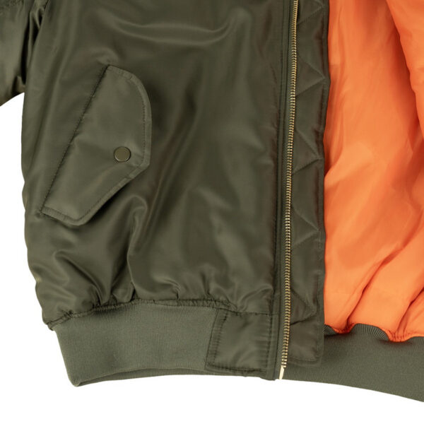 MA 1 bomber jack dark olive3 <strong>Materiaal:</strong> 100% hoogwaardig nylon ✔ <strong>Warme gewatteerde jas</strong> met binnenvoering ✔ <strong>Metalen ritssluiting</strong> voor extra duurzaamheid ✔ <strong>Twee steekzakken met drukknoop</strong> op de voorzijde ✔ <strong>Armzakje met metalen rits</strong> voor kleine accessoires ✔ <strong>Omkeerbare oranje binnenvoering</strong> voor extra zichtbaarheid ✔ <strong>Lage kraag</strong> voor een tijdloze look ✔ <strong>Verkrijgbaar in XXS t/m XXL</strong>, inclusief <strong>XS voor tieners vanaf 15 jaar</strong> <strong>Gewicht:</strong> 900 g <strong>Merk:</strong> Fostex Garments <strong>Perfect voor:</strong> <ul> <li>Beveiligingspersoneel & outdoor activiteiten</li> <li>Fans van militaire stijl & urban fashion</li> <li>Bescherming tegen kou en wind in alle seizoenen</li> <li>Streetwear en casual looks</li> </ul> Met zijn <strong>authentieke ontwerp</strong>, <strong>functionaliteit</strong> en <strong>tijdloze stijl</strong> is de <strong>MA-1 bomber jacket</strong> een must-have voor zowel militaire liefhebbers als modebewuste dragers! Voor de dames is het belangrijk om waarschijnlijk 1 maat kleiner te bestellen. <div><strong>Twijfel je over de maat, bestel dan één maatje groter. De jas valt wat kleiner uit.</strong></div> <div><a title="Maattabel" href="https://dump.dev.newagents.nl/wp-content/uploads/2025/01/Bomber-jas-dump.dev.newagents.nl_.pdf" target="_blank" rel="noopener noreferrer"><button><span style="color: #ef471f; font-size: medium;"><strong>Maattabel</strong></span></button></a></div>