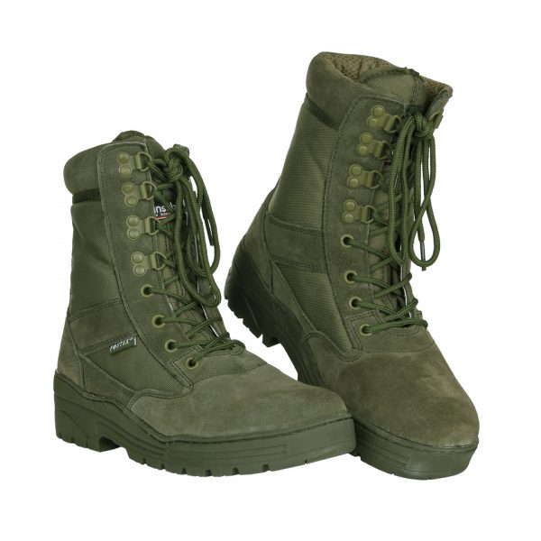 PR. SNIPER BOOTS1 Sniper Schoenen: De Ultieme Keuze voor Professionals die Hoge Prestaties eisen Als u op zoek bent naar een schoen die is ontworpen om te presteren in de meest veeleisende omgevingen, dan zijn de Sniper schoenen de perfecte keuze voor u. Deze schoenen zijn speciaal ontworpen voor professionals die heavy duty, outdoor activiteiten uitvoeren, zoals militairen, politieagenten en jagers. De Sniper schoenen zijn gemaakt van hoogwaardige materialen, met een bovenmateriaal dat voor 75% bestaat uit buffalo leer en voor 25% uit nylon. Dit zorgt voor een duurzame en sterke schoen die bestand is tegen slijtage en schade. Deze schoenen zijn uitgerust met een ademende KBTex voering en een Thinsulate voering, die zorgen voor warmte en comfort tijdens koude temperaturen. De versterkte neus beschermt uw voeten tegen mogelijke gevaren, terwijl de uitneembare binnenzool ervoor zorgt dat de schoen perfect past bij uw voet. De volledig opgevulde kraag van de schoen biedt extra comfort en bescherming tegen schuren en wrijving, terwijl de anti-slip en oliebestendige zool zorgt voor een veilige en stabiele grip op elke ondergrond. Als u op zoek bent naar een lichtgewicht en duurzame schoen die is ontworpen om te presteren in de meest veeleisende omgevingen, dan zijn de Sniper schoenen de ideale keuze voor u. Of u nu gaat jagen in het bos of een speciale missie uitvoert, deze schoenen zullen u niet teleurstellen. <div><strong>Twijfel je over de maat, bestel dan één maatje groter. De schoenen vallen wat kleiner uit.</strong></div>
