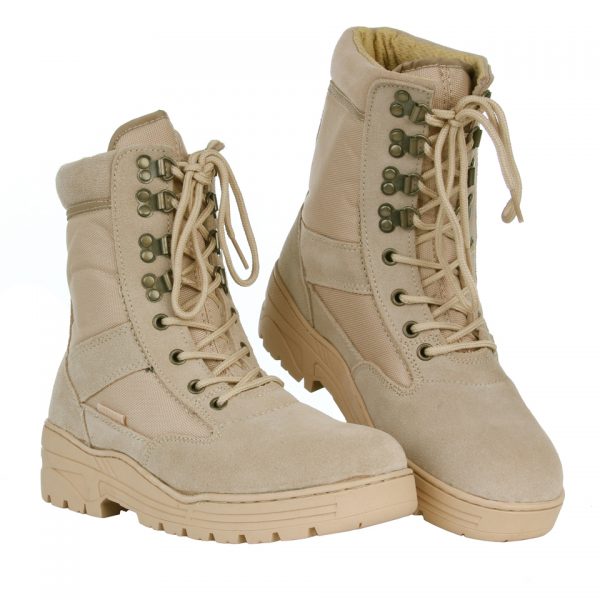 PR. SNIPER BOOTS5 Sniper Schoenen: De Ultieme Keuze voor Professionals die Hoge Prestaties eisen Als u op zoek bent naar een schoen die is ontworpen om te presteren in de meest veeleisende omgevingen, dan zijn de Sniper schoenen de perfecte keuze voor u. Deze schoenen zijn speciaal ontworpen voor professionals die heavy duty, outdoor activiteiten uitvoeren, zoals militairen, politieagenten en jagers. De Sniper schoenen zijn gemaakt van hoogwaardige materialen, met een bovenmateriaal dat voor 75% bestaat uit buffalo leer en voor 25% uit nylon. Dit zorgt voor een duurzame en sterke schoen die bestand is tegen slijtage en schade. Deze schoenen zijn uitgerust met een ademende KBTex voering en een Thinsulate voering, die zorgen voor warmte en comfort tijdens koude temperaturen. De versterkte neus beschermt uw voeten tegen mogelijke gevaren, terwijl de uitneembare binnenzool ervoor zorgt dat de schoen perfect past bij uw voet. De volledig opgevulde kraag van de schoen biedt extra comfort en bescherming tegen schuren en wrijving, terwijl de anti-slip en oliebestendige zool zorgt voor een veilige en stabiele grip op elke ondergrond. Als u op zoek bent naar een lichtgewicht en duurzame schoen die is ontworpen om te presteren in de meest veeleisende omgevingen, dan zijn de Sniper schoenen de ideale keuze voor u. Of u nu gaat jagen in het bos of een speciale missie uitvoert, deze schoenen zullen u niet teleurstellen. <div><strong>Twijfel je over de maat, bestel dan één maatje groter. De schoenen vallen wat kleiner uit.</strong></div>