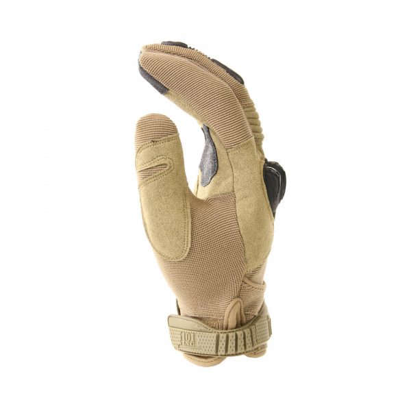 PR. TACTICAL HANDSCHOEN RANGER 1 De tactische handschoenen Ranger Zwart zijn ontworpen voor diverse tactische activiteiten waar maximale controle en bescherming essentieel zijn. Of je nu bezig bent met beveiligingswerk, outdoor avonturen, survivaltraining of andere tactische taken, deze handschoenen zullen je bijstaan met betrouwbaarheid en comfort. Met knokkelbescherming van kunststof bieden deze handschoenen extra bescherming voor je handen tijdens intensieve situaties. De versterkte wijs- en middelvinger zorgen voor duurzaamheid en bescherming tegen slijtage. De versterkte/gepolsterde handpalm biedt grip en demping voor een betere handeling en comfort. Dankzij de klittenband sluiting kunnen de handschoenen eenvoudig en stevig aan je polsen worden aangepast, waardoor ze stevig op hun plaats blijven zitten. Dit zorgt voor een comfortabele en veilige pasvorm, zelfs tijdens snelle en veeleisende bewegingen. De handschoenen zijn gemaakt van 50% synthetisch leer en 38% 4-way stretch stof. Deze combinatie van materialen biedt duurzaamheid, flexibiliteit en ademend vermogen. Ze voelen comfortabel aan en bieden de juiste balans tussen bescherming en bewegingsvrijheid. Met de tactische handschoenen Ranger ben je klaar voor verschillende tactische situaties waar maximale controle en bescherming vereist zijn. Bestel ze nu bij DeDump.nl en ervaar de prestaties en betrouwbaarheid van deze handschoenen.