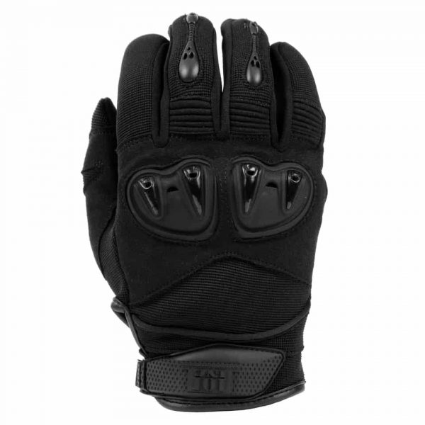 PR. TACTICAL HANDSCHOEN RANGER De tactische handschoenen Ranger Zwart zijn ontworpen voor diverse tactische activiteiten waar maximale controle en bescherming essentieel zijn. Of je nu bezig bent met beveiligingswerk, outdoor avonturen, survivaltraining of andere tactische taken, deze handschoenen zullen je bijstaan met betrouwbaarheid en comfort. Met knokkelbescherming van kunststof bieden deze handschoenen extra bescherming voor je handen tijdens intensieve situaties. De versterkte wijs- en middelvinger zorgen voor duurzaamheid en bescherming tegen slijtage. De versterkte/gepolsterde handpalm biedt grip en demping voor een betere handeling en comfort. Dankzij de klittenband sluiting kunnen de handschoenen eenvoudig en stevig aan je polsen worden aangepast, waardoor ze stevig op hun plaats blijven zitten. Dit zorgt voor een comfortabele en veilige pasvorm, zelfs tijdens snelle en veeleisende bewegingen. De handschoenen zijn gemaakt van 50% synthetisch leer en 38% 4-way stretch stof. Deze combinatie van materialen biedt duurzaamheid, flexibiliteit en ademend vermogen. Ze voelen comfortabel aan en bieden de juiste balans tussen bescherming en bewegingsvrijheid. Met de tactische handschoenen Ranger ben je klaar voor verschillende tactische situaties waar maximale controle en bescherming vereist zijn. Bestel ze nu bij DeDump.nl en ervaar de prestaties en betrouwbaarheid van deze handschoenen.