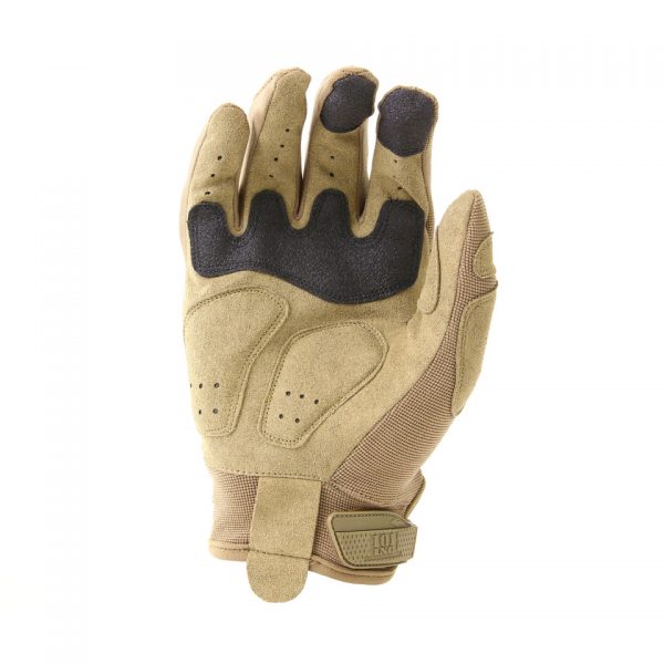 PR. TACTICAL HANDSCHOEN RANGER1 1 De tactische handschoenen Ranger Coyote zijn ontworpen voor diverse tactische activiteiten waar maximale controle en bescherming essentieel zijn. Of je nu bezig bent met beveiligingswerk, outdoor avonturen, survivaltraining of andere tactische taken, deze handschoenen zullen je bijstaan met betrouwbaarheid en comfort. Met knokkelbescherming van kunststof bieden deze handschoenen extra bescherming voor je handen tijdens intensieve situaties. De versterkte wijs- en middelvinger zorgen voor duurzaamheid en bescherming tegen slijtage. De versterkte/gepolsterde handpalm biedt grip en demping voor een betere handeling en comfort. Dankzij de klittenband sluiting kunnen de handschoenen eenvoudig en stevig aan je polsen worden aangepast, waardoor ze stevig op hun plaats blijven zitten. Dit zorgt voor een comfortabele en veilige pasvorm, zelfs tijdens snelle en veeleisende bewegingen. De handschoenen zijn gemaakt van 50% synthetisch leer en 38% 4-way stretch stof. Deze combinatie van materialen biedt duurzaamheid, flexibiliteit en ademend vermogen. Ze voelen comfortabel aan en bieden de juiste balans tussen bescherming en bewegingsvrijheid. Met de tactische handschoenen Ranger ben je klaar voor verschillende tactische situaties waar maximale controle en bescherming vereist zijn. Bestel ze nu bij DeDump.nl en ervaar de prestaties en betrouwbaarheid van deze handschoenen.