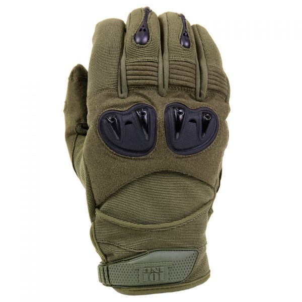 PR. TACTICAL HANDSCHOEN RANGER1 De tactische handschoenen Ranger Groen zijn ontworpen voor diverse tactische activiteiten waar maximale controle en bescherming essentieel zijn. Of je nu bezig bent met beveiligingswerk, outdoor avonturen, survivaltraining of andere tactische taken, deze handschoenen zullen je bijstaan met betrouwbaarheid en comfort. Met knokkelbescherming van kunststof bieden deze handschoenen extra bescherming voor je handen tijdens intensieve situaties. De versterkte wijs- en middelvinger zorgen voor duurzaamheid en bescherming tegen slijtage. De versterkte/gepolsterde handpalm biedt grip en demping voor een betere handeling en comfort. Dankzij de klittenband sluiting kunnen de handschoenen eenvoudig en stevig aan je polsen worden aangepast, waardoor ze stevig op hun plaats blijven zitten. Dit zorgt voor een comfortabele en veilige pasvorm, zelfs tijdens snelle en veeleisende bewegingen. De handschoenen zijn gemaakt van 50% synthetisch leer en 38% 4-way stretch stof. Deze combinatie van materialen biedt duurzaamheid, flexibiliteit en ademend vermogen. Ze voelen comfortabel aan en bieden de juiste balans tussen bescherming en bewegingsvrijheid. Met de tactische handschoenen Ranger ben je klaar voor verschillende tactische situaties waar maximale controle en bescherming vereist zijn. Bestel ze nu bij DeDump.nl en ervaar de prestaties en betrouwbaarheid van deze handschoenen.
