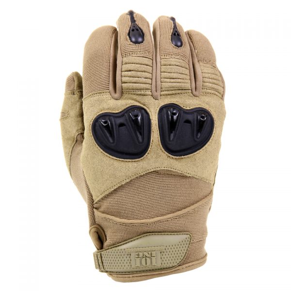 PR. TACTICAL HANDSCHOEN RANGER3 De tactische handschoenen Ranger Coyote zijn ontworpen voor diverse tactische activiteiten waar maximale controle en bescherming essentieel zijn. Of je nu bezig bent met beveiligingswerk, outdoor avonturen, survivaltraining of andere tactische taken, deze handschoenen zullen je bijstaan met betrouwbaarheid en comfort. Met knokkelbescherming van kunststof bieden deze handschoenen extra bescherming voor je handen tijdens intensieve situaties. De versterkte wijs- en middelvinger zorgen voor duurzaamheid en bescherming tegen slijtage. De versterkte/gepolsterde handpalm biedt grip en demping voor een betere handeling en comfort. Dankzij de klittenband sluiting kunnen de handschoenen eenvoudig en stevig aan je polsen worden aangepast, waardoor ze stevig op hun plaats blijven zitten. Dit zorgt voor een comfortabele en veilige pasvorm, zelfs tijdens snelle en veeleisende bewegingen. De handschoenen zijn gemaakt van 50% synthetisch leer en 38% 4-way stretch stof. Deze combinatie van materialen biedt duurzaamheid, flexibiliteit en ademend vermogen. Ze voelen comfortabel aan en bieden de juiste balans tussen bescherming en bewegingsvrijheid. Met de tactische handschoenen Ranger ben je klaar voor verschillende tactische situaties waar maximale controle en bescherming vereist zijn. Bestel ze nu bij DeDump.nl en ervaar de prestaties en betrouwbaarheid van deze handschoenen.