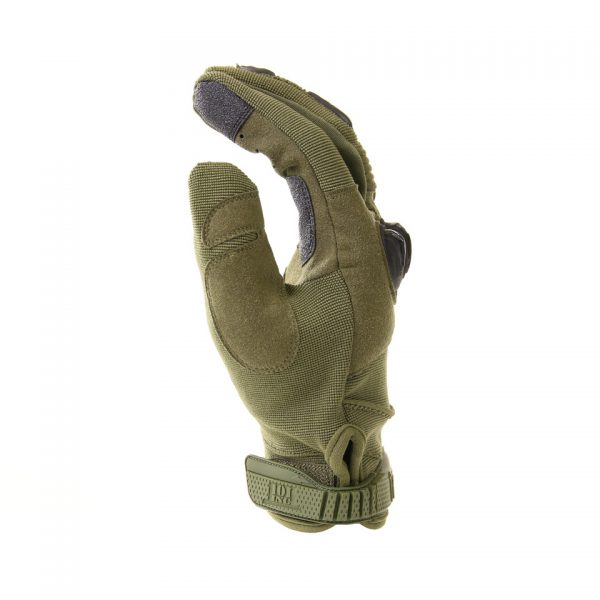 PR. TACTICAL HANDSCHOEN RANGER4 De tactische handschoenen Ranger Groen zijn ontworpen voor diverse tactische activiteiten waar maximale controle en bescherming essentieel zijn. Of je nu bezig bent met beveiligingswerk, outdoor avonturen, survivaltraining of andere tactische taken, deze handschoenen zullen je bijstaan met betrouwbaarheid en comfort. Met knokkelbescherming van kunststof bieden deze handschoenen extra bescherming voor je handen tijdens intensieve situaties. De versterkte wijs- en middelvinger zorgen voor duurzaamheid en bescherming tegen slijtage. De versterkte/gepolsterde handpalm biedt grip en demping voor een betere handeling en comfort. Dankzij de klittenband sluiting kunnen de handschoenen eenvoudig en stevig aan je polsen worden aangepast, waardoor ze stevig op hun plaats blijven zitten. Dit zorgt voor een comfortabele en veilige pasvorm, zelfs tijdens snelle en veeleisende bewegingen. De handschoenen zijn gemaakt van 50% synthetisch leer en 38% 4-way stretch stof. Deze combinatie van materialen biedt duurzaamheid, flexibiliteit en ademend vermogen. Ze voelen comfortabel aan en bieden de juiste balans tussen bescherming en bewegingsvrijheid. Met de tactische handschoenen Ranger ben je klaar voor verschillende tactische situaties waar maximale controle en bescherming vereist zijn. Bestel ze nu bij DeDump.nl en ervaar de prestaties en betrouwbaarheid van deze handschoenen.